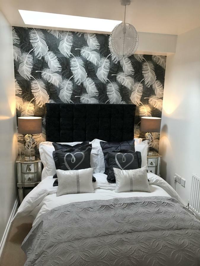 Luxury 2 Bed Apartment Уитни Экстерьер фото