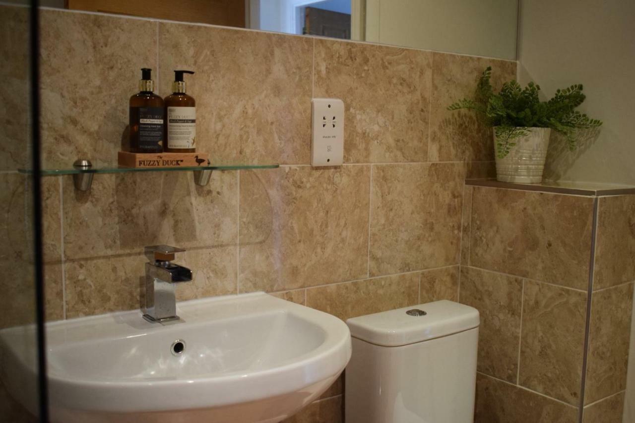 Luxury 2 Bed Apartment Уитни Экстерьер фото